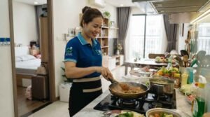 Nhân viên giúp việc nhà ở lại tại Phú Nhuận đang lau dọn phòng khách chuyên nghiệp
