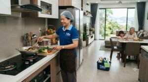 Nhân viên dịch vụ giúp việc nhà ở lại tại Vũng Tàu uy tín đang dọn dẹp phòng khách